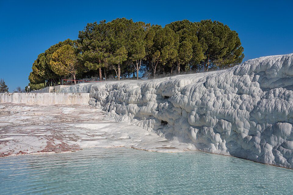 Weiße Terrassen und verlorene Quellen – Pamukkale und Hierapolis